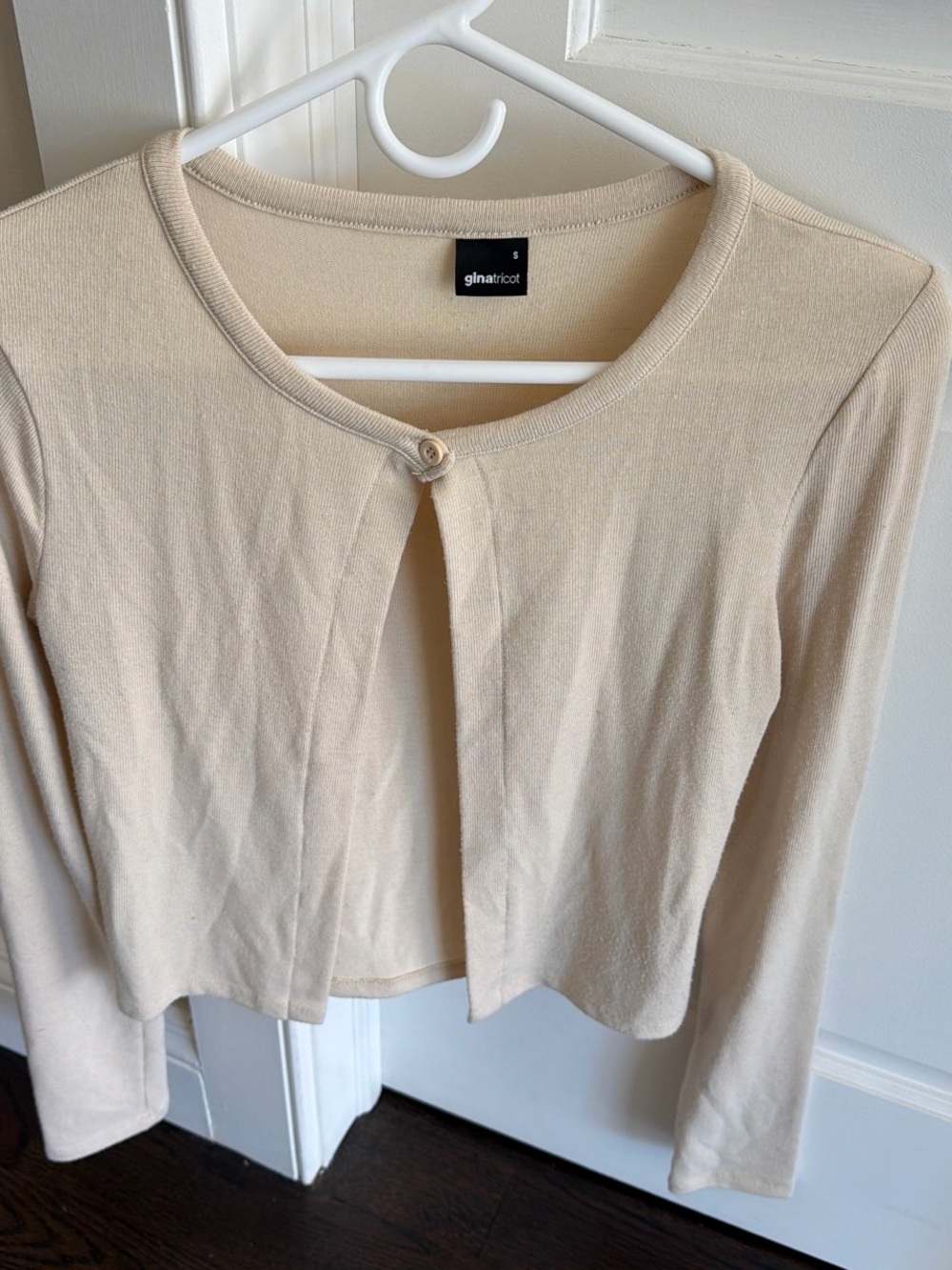 Gina Tricot Women's Cream Cropped Single-Button Cardigan